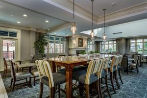 uma sala de jantar com uma grande mesa de madeira e cadeiras em Hampton Inn & Suites Mobile - Downtown Historic District em Mobile