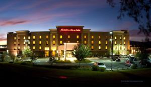 ein Hotel mit einem Schild auf der Vorderseite in der Unterkunft Hampton Inn and Suites Woodstock, Virginia in Woodstock