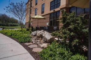 a garden in front of a building with an umbrella at Hampton Inn and Suites Woodstock, Virginia in Woodstock