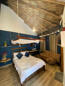 1 dormitorio con 1 cama y 1 sofá en Bikini Hotel & Pool en Palomino