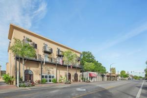 a building on the side of a street at Hampton Inn Fairhope-Mobile Bay, AL in Fairhope