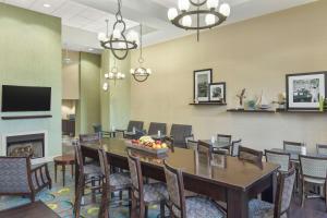 Hampton Inn Fairhope-Mobile Bay, AL的电视和/或娱乐中心