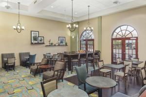 uma sala de jantar com mesas, cadeiras e janelas em Hampton Inn Fairhope-Mobile Bay, AL em Fairhope