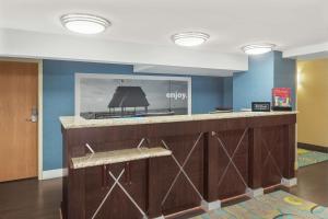 Hampton Inn Fairhope-Mobile Bay, AL的厨房或小厨房