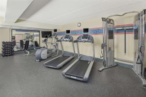 Hampton Inn Fairhope-Mobile Bay, AL的健身中心和/或健身设施