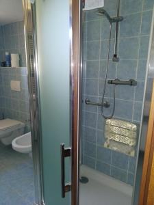 La salle de bains est pourvue d'une douche avec une porte en verre. dans l'établissement Casa di Giò, à Pettenasco