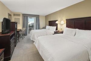 费尔霍普Hampton Inn Fairhope-Mobile Bay, AL的一间有两张床和一台平板电视的酒店房间