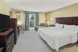 Hampton Inn Fairhope-Mobile Bay, AL客房内的一张或多张床位