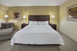Hampton Inn Fairhope-Mobile Bay, AL客房内的一张或多张床位