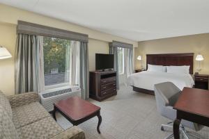 Habitación de hotel con cama, escritorio y TV. en Hampton Inn Fairhope-Mobile Bay, AL, en Fairhope