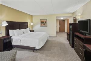 Hampton Inn Fairhope-Mobile Bay, AL的电视和/或娱乐中心