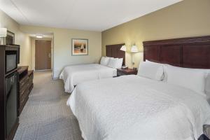Hampton Inn Fairhope-Mobile Bay, AL客房内的一张或多张床位