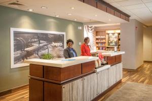 zwei Personen, die an einer Theke in einer Apotheke stehen in der Unterkunft Hampton Inn & Suites Mobile Providence Park/Airport in Mobile