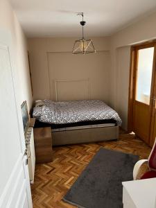 sypialnia z łóżkiem i drewnianą podłogą w obiekcie Lüks manzaralı daire w mieście Burunabat