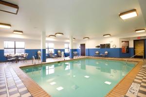 a large swimming pool in a hotel room at Hampton Inn Marshall in Marshall