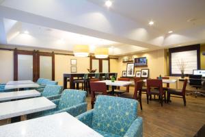 A restaurant or other place to eat at Hampton Inn Marshall