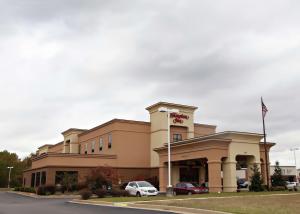 un bâtiment avec une voiture garée devant lui dans l'établissement Hampton Inn Martin, à Martin