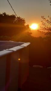 uma asa de avião com o pôr-do-sol ao fundo em La Violetta em Camerano