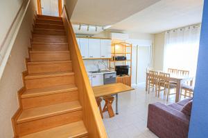 uma escada que leva a uma cozinha e a uma sala de estar em Edificio Isabel ONLY FAMILIES em Cambrils