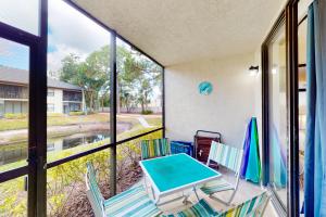 un patio con tavolo e sedie sul balcone. di Shorewalk 103 a Bradenton