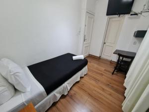 Zimmer mit einem Bett und einem Schreibtisch. in der Unterkunft Bellavista express in Santiago