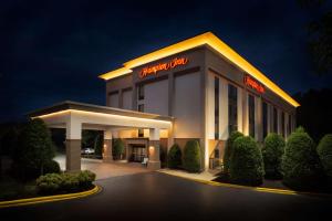 un hotel con un cartel en la parte delantera de un edificio en Hampton Inn Morganton, en Morganton