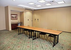 einen Konferenzraum mit einem langen Tisch und Stühlen in der Unterkunft Hampton Inn Martin in Martin