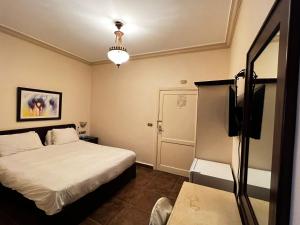 una camera con letto e TV di Salome Hotel a Madaba