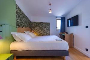 - une chambre avec un grand lit et une télévision dans l'établissement Lodges de Lemptégy, à Saint-Ours