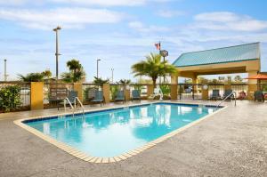 a swimming pool at a hotel with a resort at Hampton Inn Slidell in Slidell