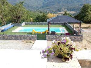 een zwembad met een prieel en een zwembad bij Chambres d'hôtes Le Prieuré in Noyers-sur-Jabron