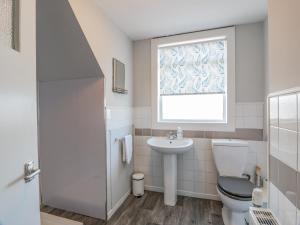 Ένα μπάνιο στο 22 Turnberry Road +16 φωτογραφίες