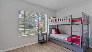 - une chambre avec 2 lits superposés et une fenêtre dans l'établissement Paradise Palace, à Sarasota