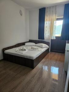 a bedroom with a bed and a window at Casa Beatrice in Eşelniţa