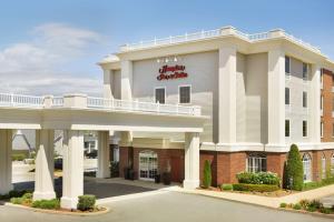 a rendering of the front of a hotel at Hampton Inn & Suites Middletown in Middletown