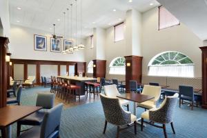 Hampton Inn & Suites Middletown في ميدلتاون: غرفة طعام مع طاولات وكراسي