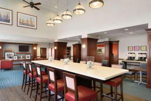 uma grande sala de conferências com uma grande mesa e cadeiras em Hampton Inn & Suites Middletown em Middletown