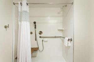 Bilik mandi di Hampton Inn Harbourgate +30 gambar