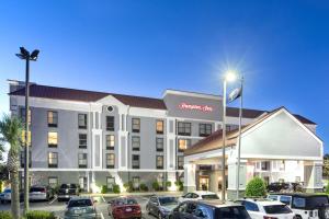 uma prestação de um hotel com carros estacionados num parque de estacionamento em Hampton Inn Myrtle Beach West em Myrtle Beach