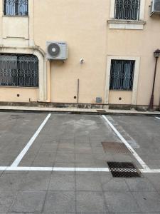 un parking vide devant un bâtiment dans l'établissement Omar's Nest, à Catane