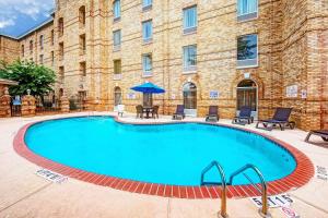 a large swimming pool in front of a building at Hampton Inn Newberry Opera House in Newberry