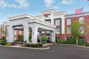 uma vista frontal de uma estalagem e suites do Hampton em Hampton Inn Heath em Heath