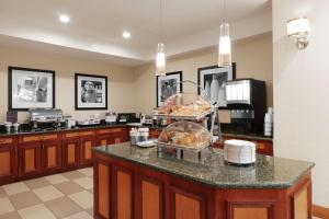 una cocina con una barra con algo de comida. en Hampton Inn Heath, en Heath