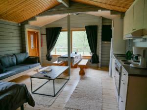 a living room with a couch and a table at Tenon maisemamökit in Utsjoki