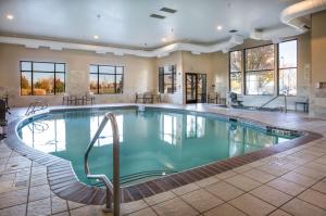 duży basen z niebieską wodą w budynku w obiekcie Hampton Inn & Suites Nampa at the Idaho Center w mieście Nampa