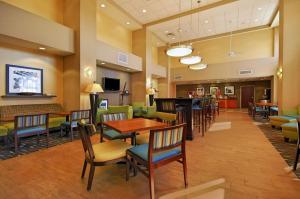 une salle d'attente dans un hôpital avec des tables et des chaises dans l'établissement Hampton Inn and Suites New Iberia, à La Nouvelle-Ibérie