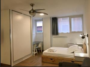 a bedroom with a bed and a ceiling fan at Apartamento full equip. in Bilbao