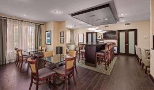 sala de estar con mesa y sillas y comedor en Hampton Inn Niceville-Elgin Air Force Base, en Niceville