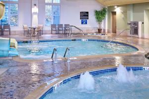 Der Swimmingpool an oder in der Nähe von Hampton Inn & Suites North Conway