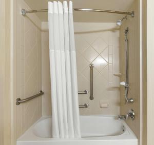 Ein Badezimmer in der Unterkunft Hampton Inn & Suites North Conway
